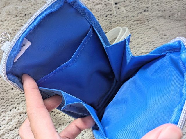 鮮やかなブルー裏地と仕切りポケット付きの内装