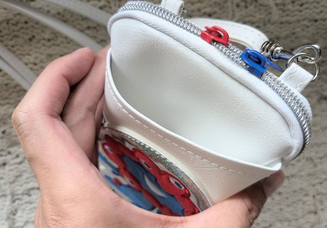 スマホの出し入れがしやすい外ポケットの口開き