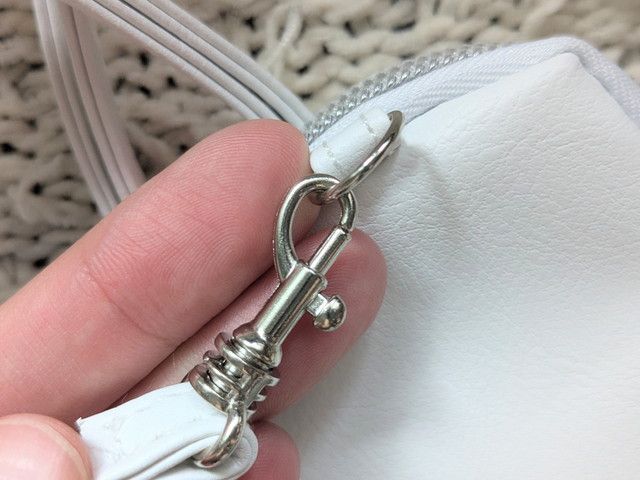 ストラップの着脱ができるシルバーカラーのナスカン金具