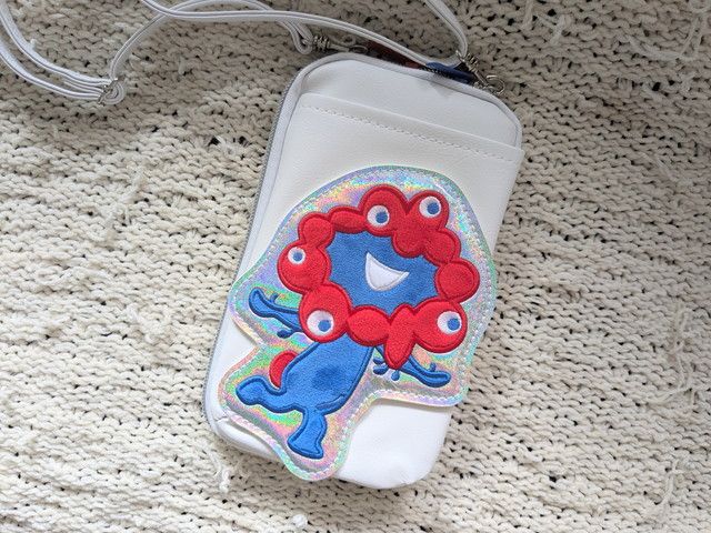 ミャクミャクの立体刺繍ワッペンが映える正面デザイン