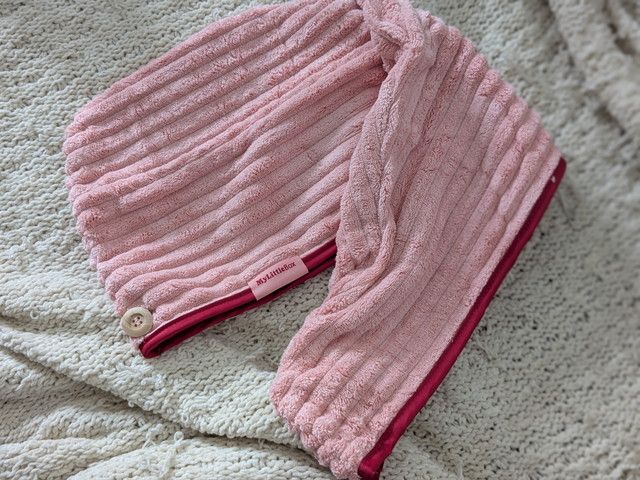 ピンクのヘアターバン全体（ボタン・タグ付き）