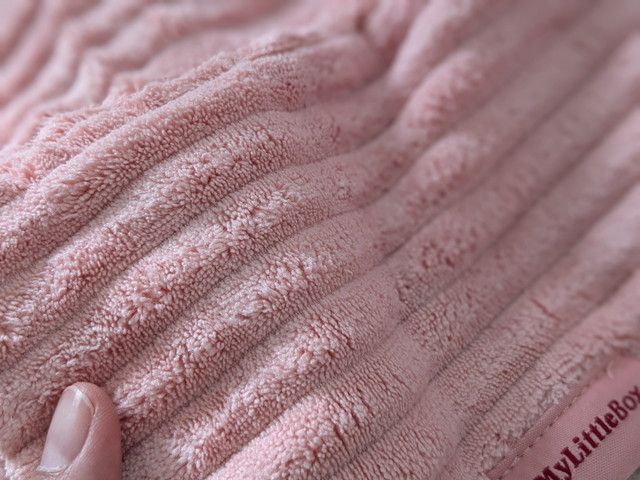 ピンクのヘアターバン生地のアップ（リブ状パイル）