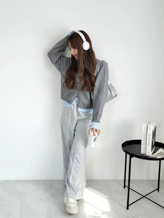 しまむらのライトグレーの「TRPUタックワイドパンツ」