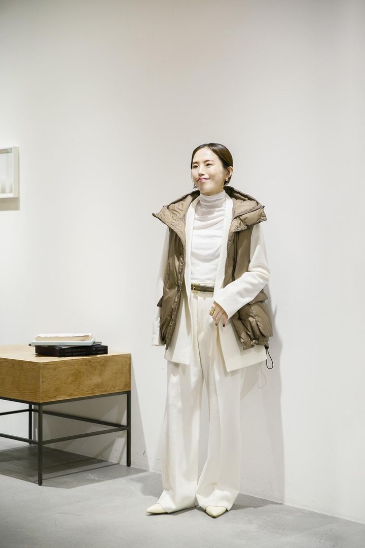 画像: 【カオス】パンツ¥46,200、ジャケット¥74,800、タートルネックトップス¥15,400、【レミレリーフ×カオス別注】ダウンベスト¥51,700、【マノロ ブラニク】シューズ¥128,700 www.dot-st.com