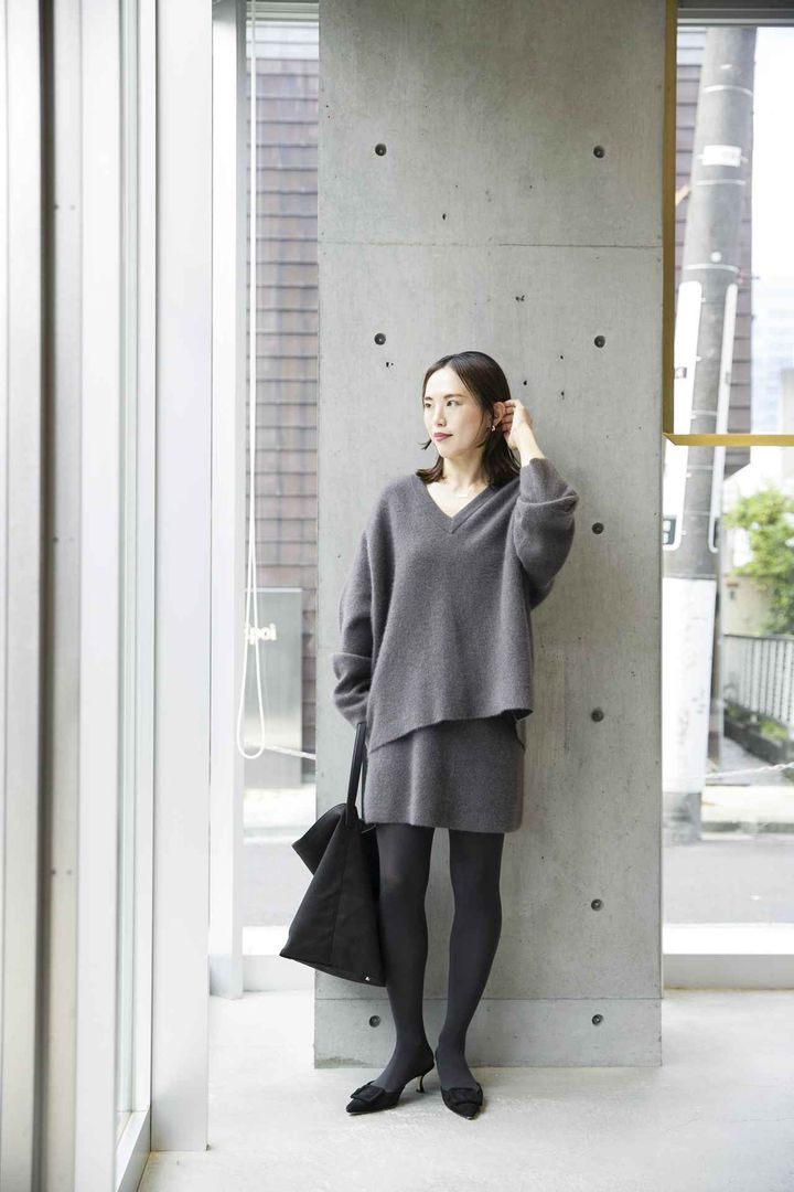 画像: 【カオス】ニット¥35,200、スカート¥16,500、【ザ・ロウ】バッグ¥333,300、【スウェディッシュ ストッキングス】タイツ¥5,280、【マノロ ブラニク】シューズ¥¥135,300 www.dot-st.com