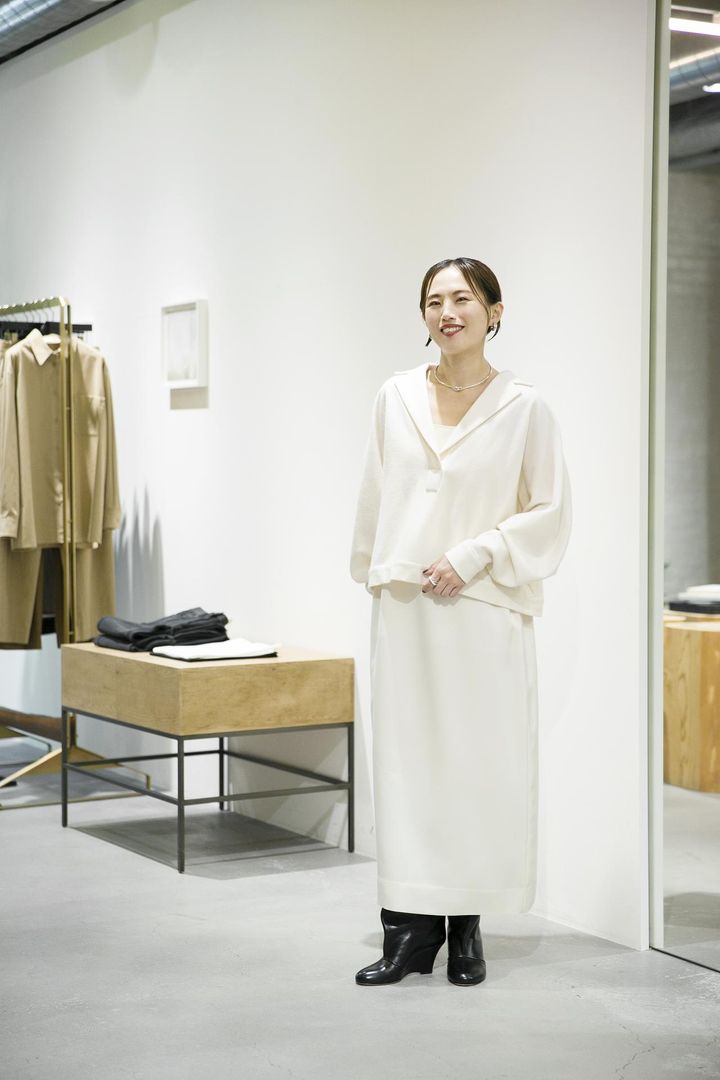 画像: 【カオス】プルオーバー¥45,100、キャミソールワンピース¥39,600、【ブレンテッラ】ロングブーツ¥108,900 www.dot-st.com