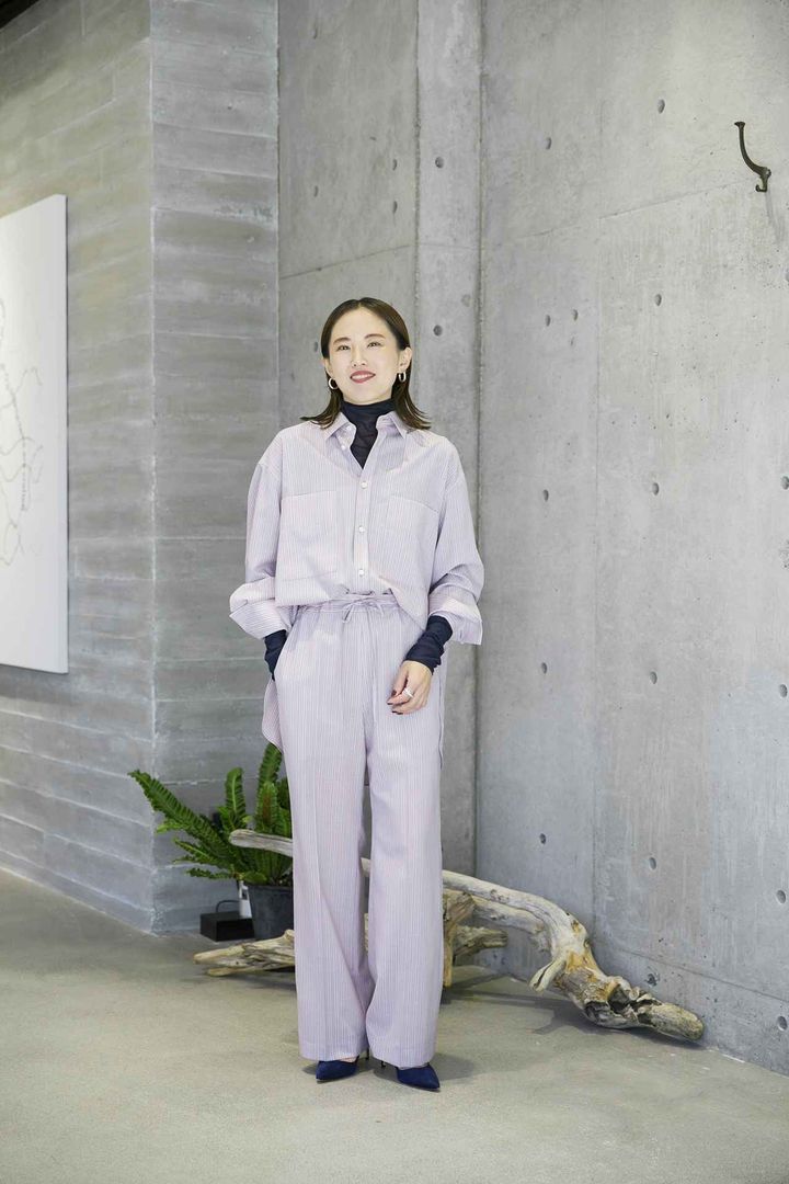 画像: 【カオス】シャツ¥47,300、パンツ¥39,600、タートルネックトップス¥15,400、【マノロ ブラニク】シューズ¥135,300 www.dot-st.com