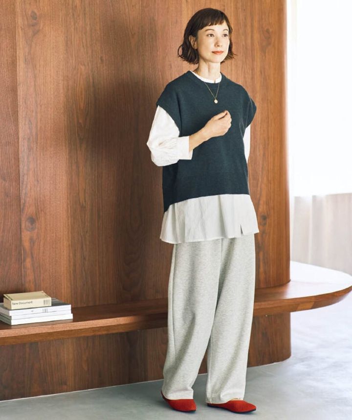 ゆるやかなシルエットに裏地のつるんとしたスムース生地も心地いいスウェットパンツ。トップスはコットンブラウスに薄手のニットベストをレイヤードし、手抜き感のないこなれたスタイルに。パンツ¥1,639、ブラウス¥2,189、ニットベスト¥1,969（すべてシーズン リーズン バイ リン アンド レッド／しまむら） ネックレス、靴（しまむら参考商品）
