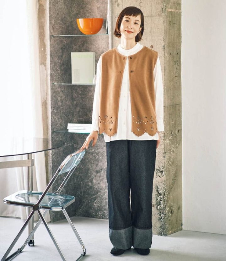 幅広にロールアップされた足元がアクセントになったワンランク上のワイドデニム。やさしい風合いのコットンブラウスに、スウェード調ベストを重ねて秋らしくプリミティブに寄せるのも素敵。デニム¥2,189、ベスト¥1,419、ブラウス¥2,189（すべてシーズン リーズン バイ リン アンド レッド／しまむら） 靴（しまむら参考商品）