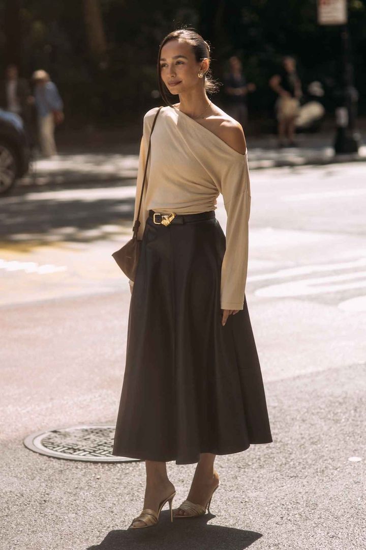 画像: オフショルダーならカットソーもドレッシー