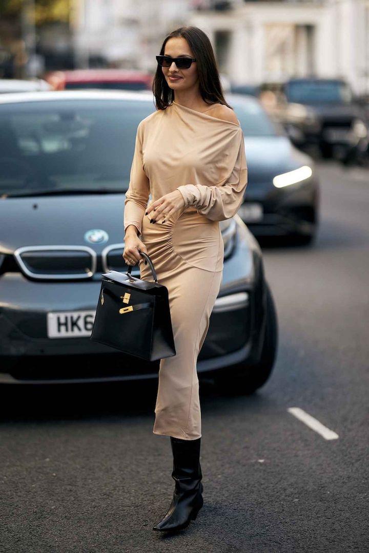 画像: しなやかなワンピースをかりっと引き締め