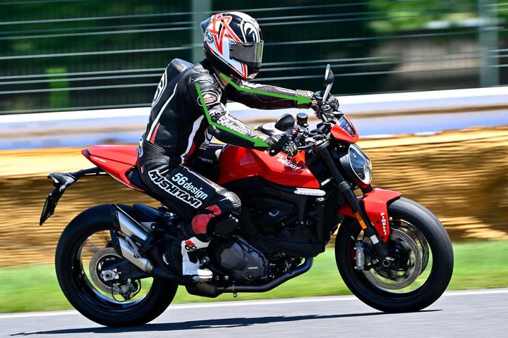 【バランスを崩してリーンする。きっかけはプッシングステア】元MotoGPライダー目線でプッシングステアを考察する：01
