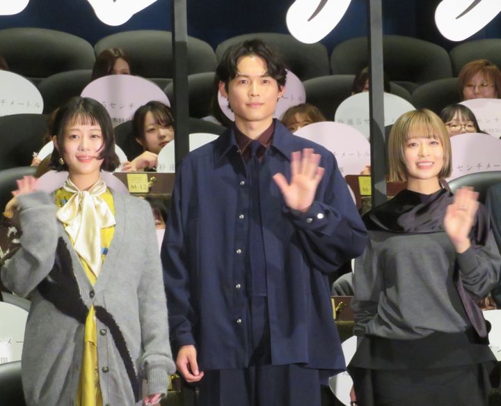 映画「秒速5センチメートル」の初日舞台あいさつに出席した左から高畑充希さん、松村北斗さん、森七菜さん‖東京都内