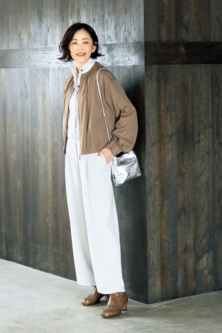 オールインワン¥20,900 ／ノーク、シャツ¥28,600／ロワズィール、イヤカフ¥12 ,100 ／アビステ、バッグ¥36 ,300 ／テッセンクリエーション、ショートブーツ¥47 ,300 ／ショセ（プリュス バイ ショセ）