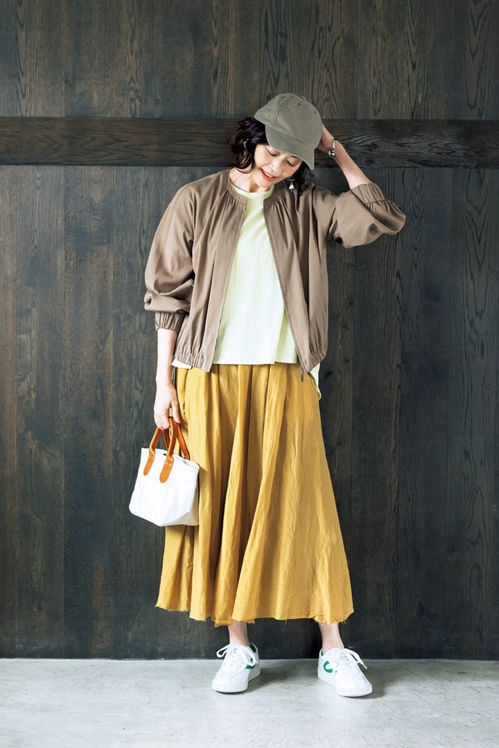 カットソー¥23 ,100 ／プレインピープル（プレインピープル 青山）、スカート¥41,800／パドカレ（パドカレ六本木）、キャップ¥19 ,800 ／ミュールバウアー（アッシュ・ペー・フランス）、バングル¥7 ,150／イエルズ、ピアス¥3 ,180 ／ エルワイナウ（ともにロードス）、バッグ¥11,000 ／クリード（クリード プレスルーム）、スニーカー¥5 ,390 ／トレトン（玉井産業）