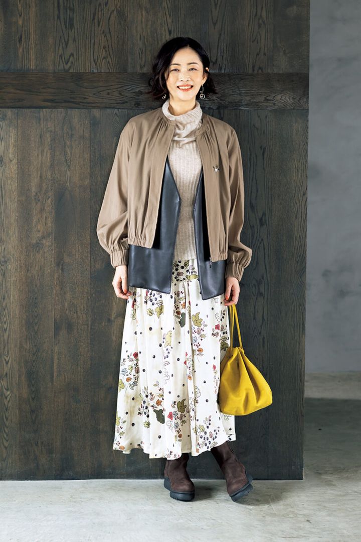 ジレ¥27,500／シップス プライマリー ネイビー レーベル（シップス インフォメーションセンター）、ニット¥29, 700／エンリカ（アッシュプラスエリオトロープ）、スカート¥75,900／デ・デュエ（アッシュ・ペー・フランス）、バッグ¥8,690／クリード（クリード プレスルーム）、ブローチ