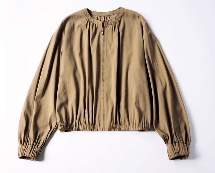 袖や裾がゴム入りのシャーリングデザイン。 落ち感のあるしなやか素材でギャザーのボリュームが出過ぎず、スッキリ着られます。 ¥46 ,200／レキップ