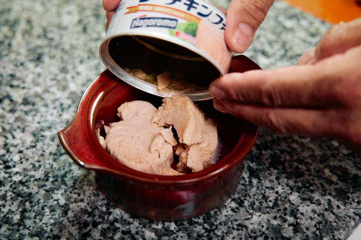 ツナ缶の油をきる