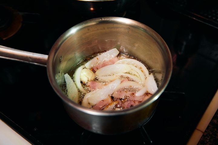 ベーコン、玉ねぎを煮る