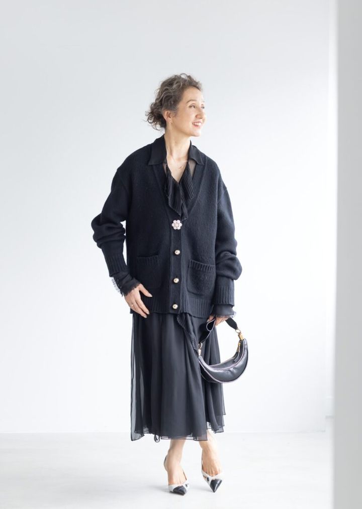 カーディガン¥198,000、ワンピース¥429,000、バッグ¥181,500／すべてヌメロ ヴェントゥーノ（イザ）、シングルピアス¥67,100、ネックレス¥218,900、重ねたダブルリング各¥79,200／すべてヒロタカ（ヒロタカ 表参道ヒルズ）、シューズ¥140,800／ロド（メゾン・ディセット）