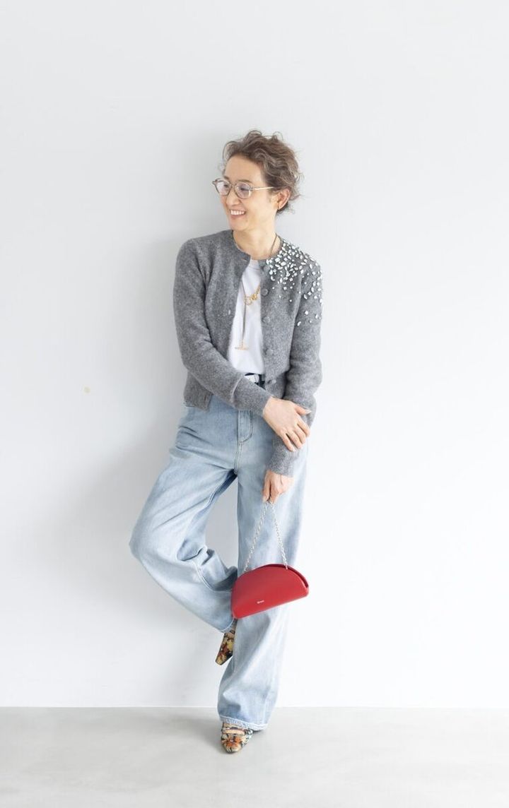 カーディガン¥69,300／セブンティ ヴェネツィア、中に着たカットソー¥47,300／リアルト クアラントット、デニムパンツ¥126,500／ドロシー シューマッハ（すべてサン・フレール）、メガネ¥92,400／ユウイチ トヤマ（コンティニュエ）、ダブルイヤカフ¥87,000、ネックレス¥290,400／ともにシャルロット シェネ（エドストローム オフィス）、ベルト¥12,100／レフィエ（フラッパーズ）、バッグ¥86,900／ロド（メゾン・ディセット）、シューズ¥69,300／ペリーコ（アマン）