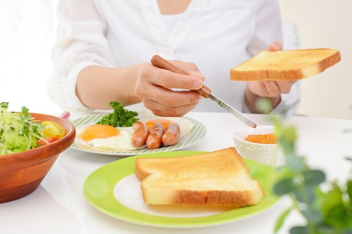 「こんなことで人は死ぬ」のどに詰まらせて亡くなる人の7割が80歳以上—“お餅並みに危険”な食べ物とは？