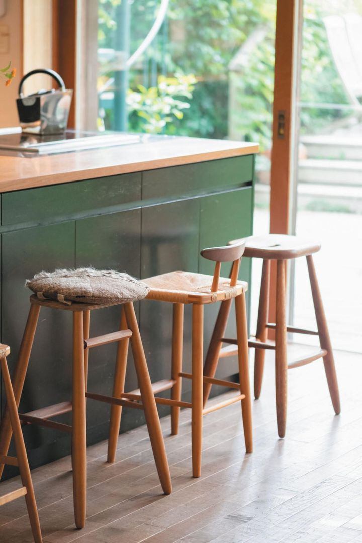 スツールも中村好文さんのデザイン。「中村さんの椅子はほとんどこの家にあるので、見学に来る方もいます」