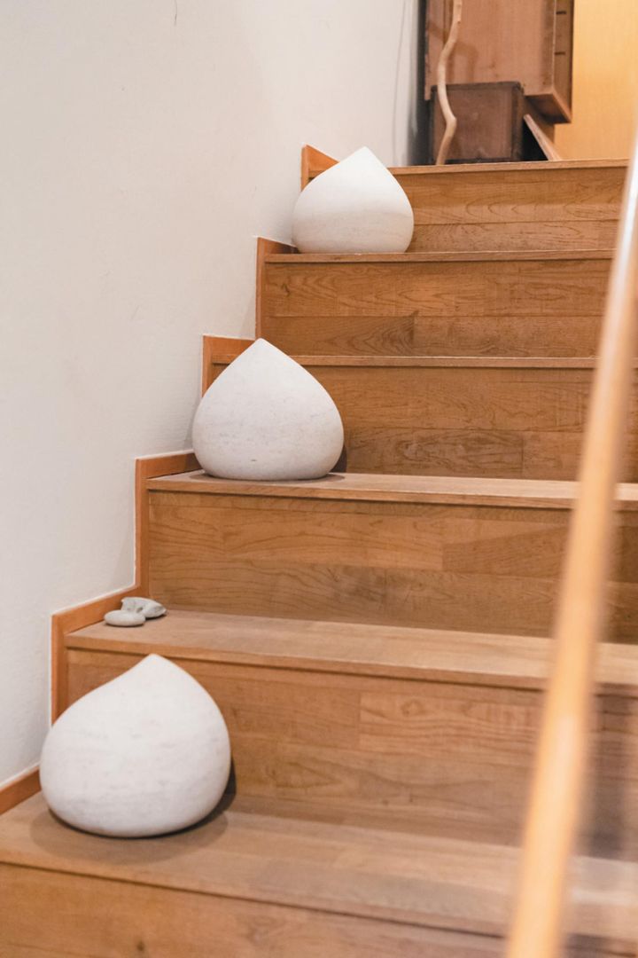 階段にはユニークなオブジェが。「あんまりアートっぽくない、ユルい感じのものが好きなんです」
