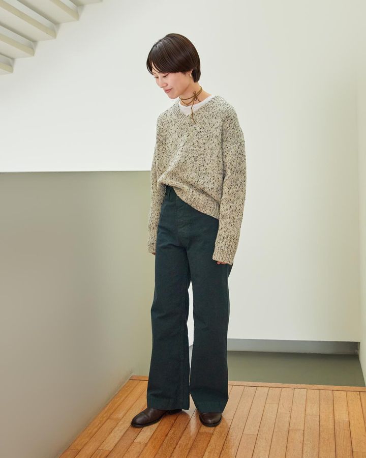 画像: ニット￥58,300・中に着たインナー￥15,400・ジェシー カムのパンツ￥66,000・ ジェイヴィーエーエムのシューズ￥41,800（ギャルリー・ヴィー 丸の内店） store.tomorrowland.co.jp