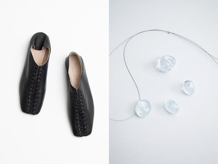 画像: ヘリューのフラットシューズ￥84,700・シリ シリのオーバルジュエリー￥33,000〜（ギャルリー・ヴィー 丸の内店） store.tomorrowland.co.jp