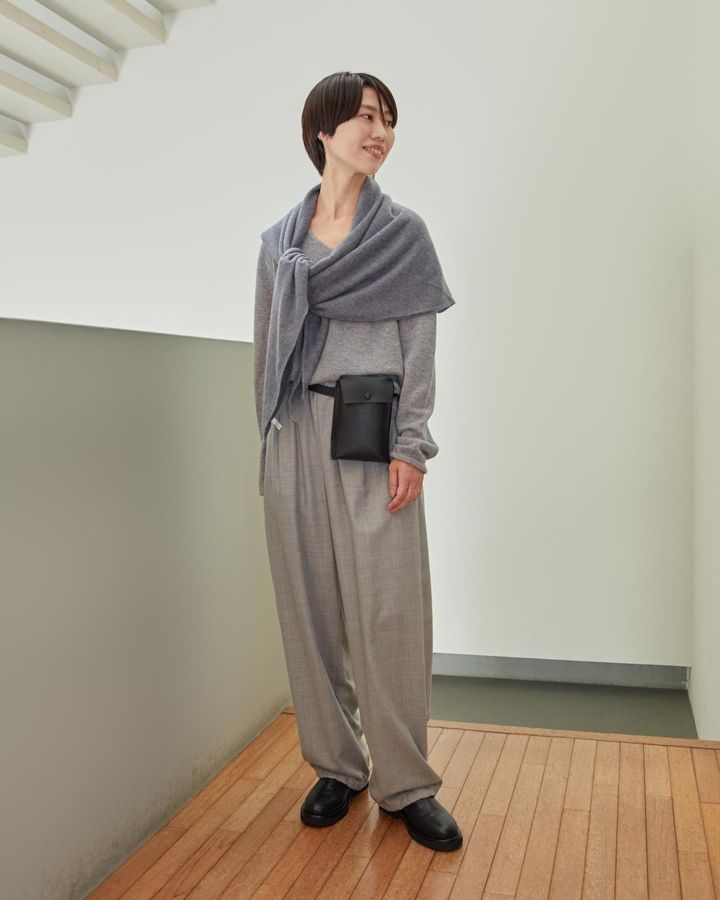 画像: ニット￥42,900・首に巻いたストール￥31,900・パンツ￥46,200・マロウのウエストポーチ ベルト￥25,300・サスキア ディーズのピアス￥￥34,100・シューズ￥51,700（ギャルリー・ヴィー 丸の内店） store.tomorrowland.co.jp