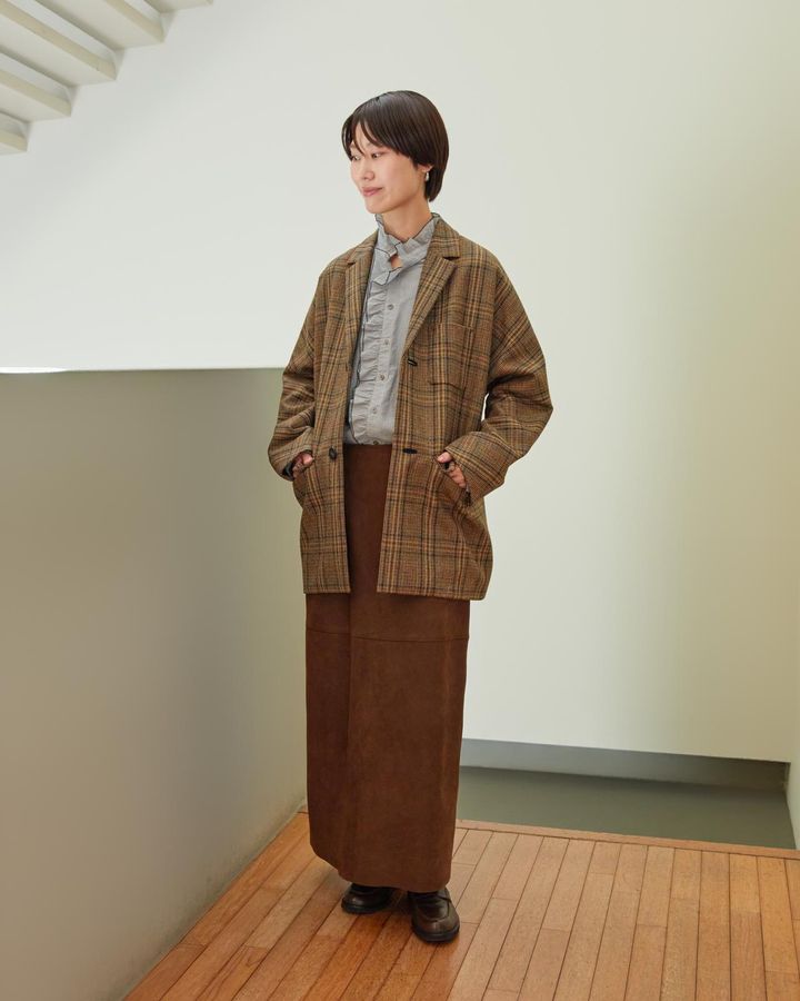 画像: ジャケット￥154,000・シャツ￥30,800・スカート￥143,000・シューズ￥44,000（ギャルリー・ヴィー 丸の内店） store.tomorrowland.co.jp