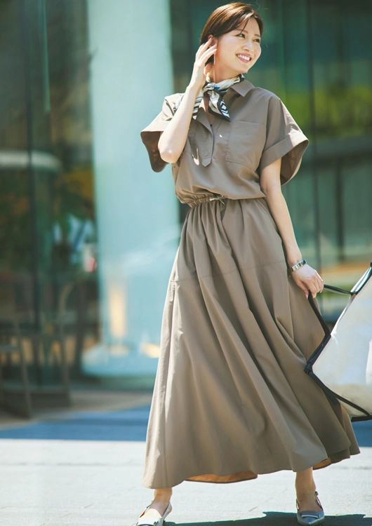 知的で柔和なモカブラウンが装いを秋ムードに刷新