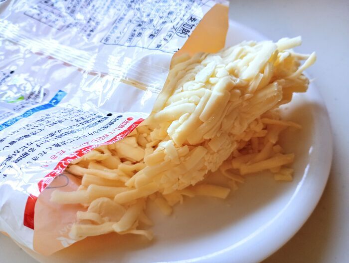 カチカチに固まった「シュレッドチーズ」を一発でほぐす裏ワザ。覚えておくと超便利♪