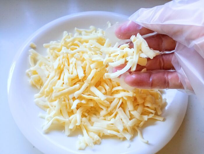 カチカチに固まった「シュレッドチーズ」を一発でほぐす裏ワザ。覚えておくと超便利♪