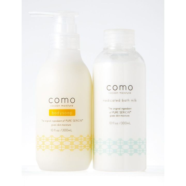 〈コモエース〉のコクーンモイスチュア薬用バスミルク（右）＆ボディソープ（左）