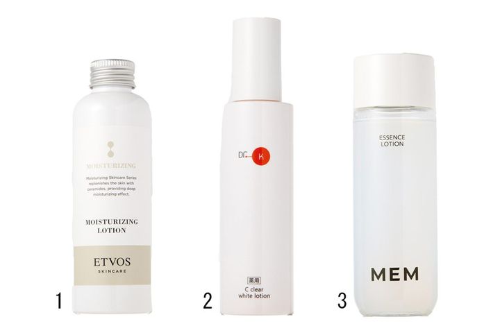 季節の変わり目の敏感・ゆらぎ肌スキンケアのポイント 化粧水のミルフィーユづけでしっかり保湿を 1. ヒト型セラミドを新配合でキメ肌に。モイスチャライジングローション 150mL ¥3,630／エトヴォス（エトヴォス） 2. ビタミンサプリ化粧水で透明美肌へ。薬用Cクリアホワイトローション（医薬部外品）120mL ¥5,940／ドクターケイ（ドクターケイ） 3. 重ねづけしてもベタつかず、毛穴目立ちやキメを整える。エッセンス ローション 150mL ¥6,380／MEM（メム）