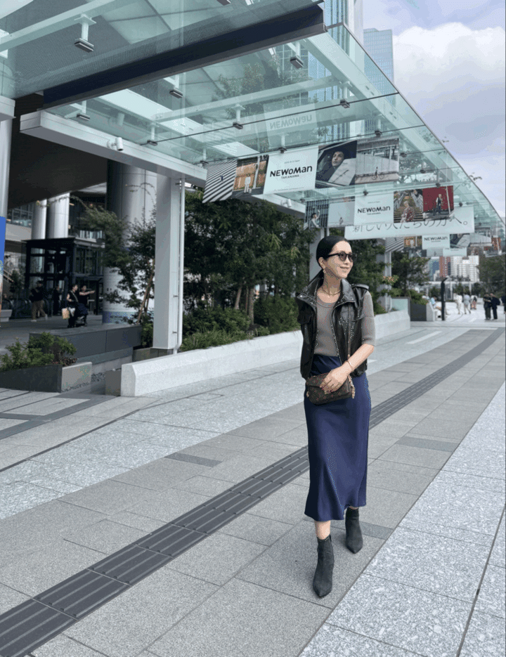 Tops … allureville、Gilet … ZARA、Skirt … NOBLE Boots …FABIO RUSCONI 、Bag … LOUIS VUITTON