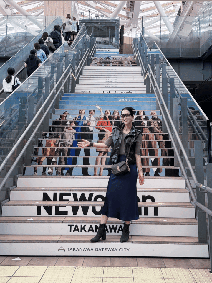 Tops … allureville、Gilet … ZARA、Skirt … NOBLE Boots … FABIO RUSCONI、Bag … LOUIS VUITTON