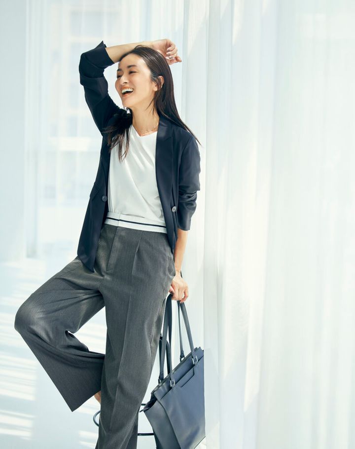 ジャケット1万9910円、カットソー9900円、パンツ1万6940円、バッグ1万4960円（すべてインディヴィ／ワールド プレスインフォメーション） ネックレス1万7600円（リューク）