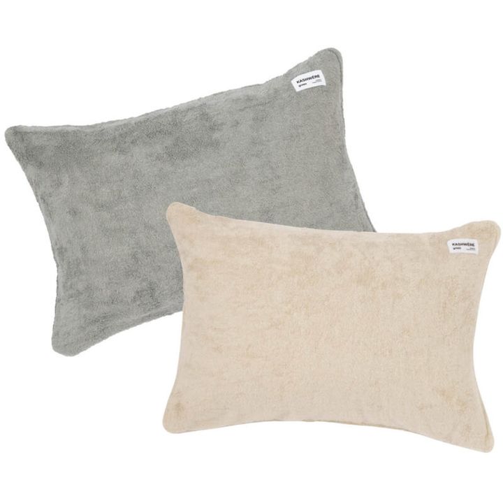 オーガニックコットンのふわふわな肌触りが快眠へと導きます。インテリアになじむカラーリングもお洒落。ピローケース「ハレ」各1万3200円、ピロー各1万6500円（カシウエア グリーン／カシウエア）