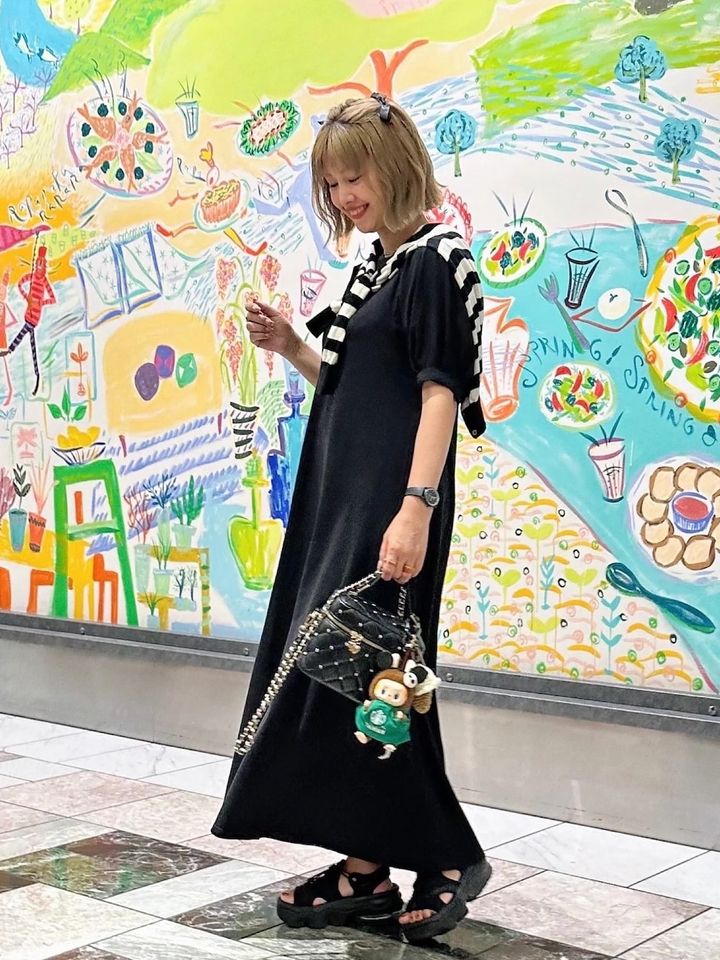 黒いパフスリーブワンピースのポイントにも 出典：WEAR