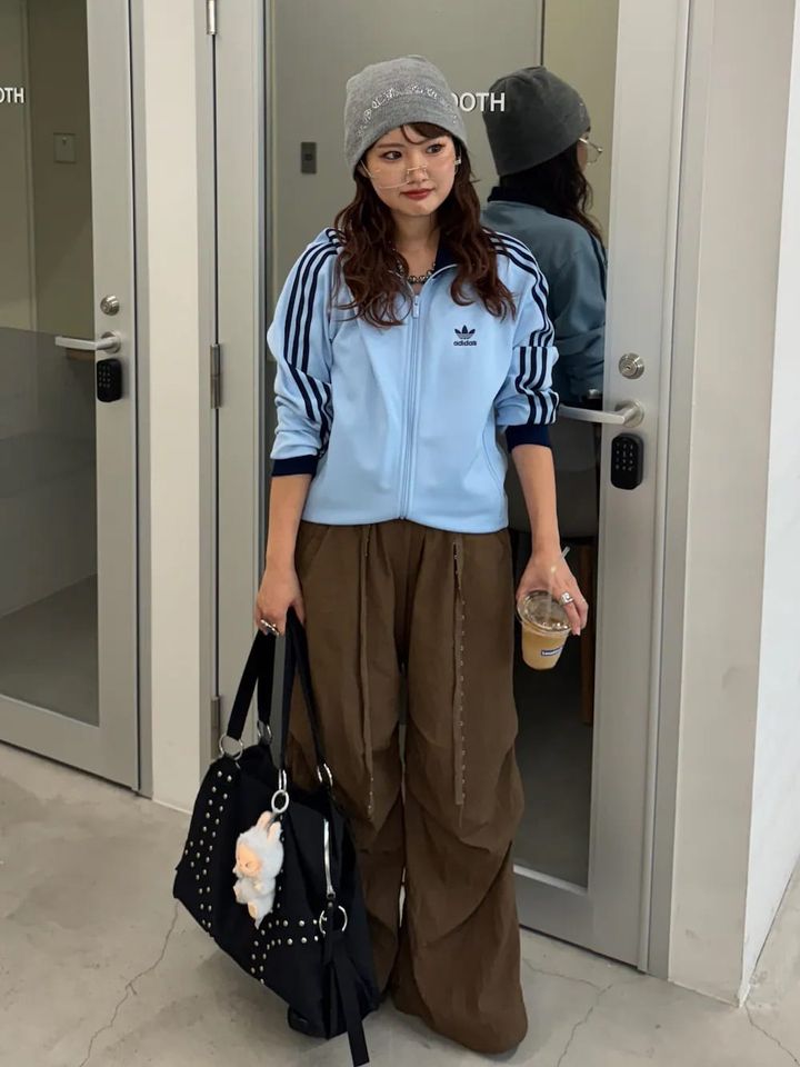 ブラックの大きなバッグにラブブがアクセントになっています 出典：WEAR