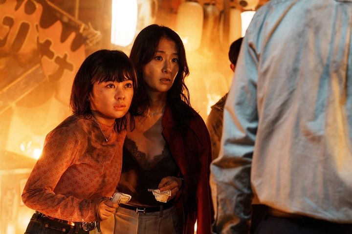 左がナツ、右がシオン © 麻生羽呂・小学館／ROBOT 