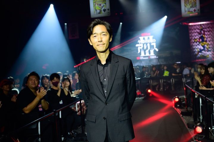 佐藤信介監督 © 麻生羽呂・小学館／ROBOT 