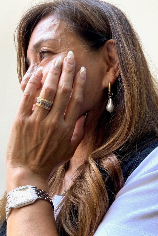 リングはブシュロン、時計はカルティエ