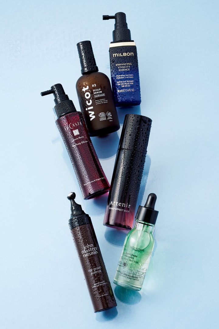 1. ミルボン エンハンシング ビバシティ エッセンス 炎症、血行不良、毛母細胞の活性低下など5つの脱毛要因にアプローチ。5種類の有効成分を組み合わせることで、幅広く頭皮環境を整える。 ［医薬部外品］60mL ￥6,600（サロン専売品）／ミルボン 2. ウィコット 薬用スカルプセラム 100％自然由来成分で、そのうち74％がオーガニック成分。皮膚科医との共同開発により、肌への優しさと確かな手応えを両立。 ［医薬部外品］100mL ￥5,500／ピュール 3. ラ・カスタ アロマ リヴァイタ ザ スキャルプエフェクター 強い毛髪を育む高麗人参エキス、栄養を届けるセンブリ抽出液。2つの効果で頭皮の力を引き出す薬用育毛剤。 ［医薬部外品］100mL￥6,930）／アルペンローゼ 4. アテニア スカルプエフェクトショット 年齢を重ねて硬くなった頭皮を柔らかくほぐし、抜け毛を防ぎながら美髪を育てる。 ［医薬部外品］100mL ￥4,400／アテニア 5. ロクシタン 薬用 メディカル アンチヘアロスセラム ベストコスメ29冠、4本目以上の購入者が33,000人超の大人気商品。センブリエキス、リコリス由来成分、ビタミンＥの3種の有効成分が頭皮と毛母細胞へ届き、抜け毛予防と発毛促進へ。 ［医薬部外品］50mL ￥6,160／ロクシタンジャポン 6. ジョンマスターオーガニック ジョンマスター C&A 薬用スキャルプエッセンス 先端のローラーボールで頭皮をマッサージしながら塗布するロールオンタイプ。手を汚さずに使える。 ［医薬部外品］50mL ￥5,940／ジョンマスターオーガニック