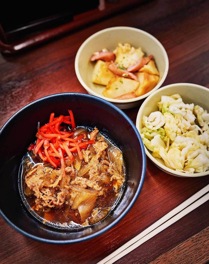 神泉『みさわ』の「ジャーマンポテト」、「白菜の漬物」、「牛丼のあたま」