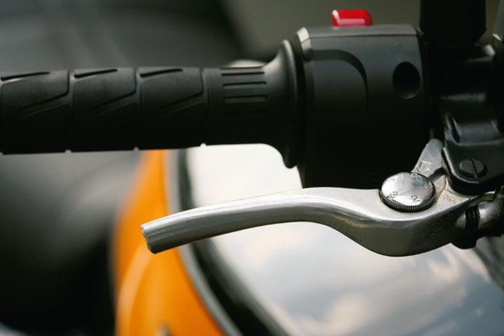 クラッチ・ブレーキレバーが折れたらどうする？ツーリング中の緊急対応ガイド