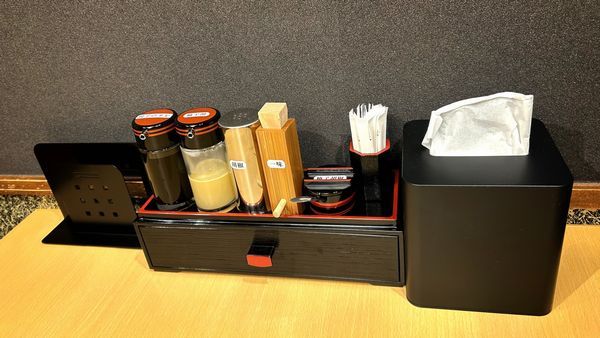 「博多非豚骨 なお人」のテーブル